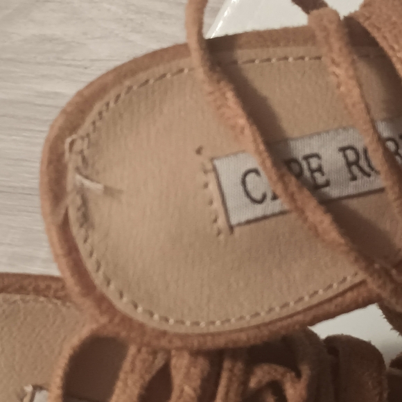 Cape Robbin Heels - Picture 2 of 10